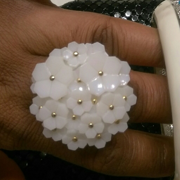 Oversized studded Ring with cosmetic storage - Picture 6 of 7